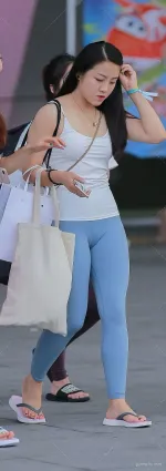 街拍肥美的緊身褲美女三角區痕迹明顯