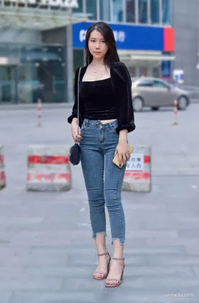 街拍清新性感牛仔褲楚楚動人的淑女型