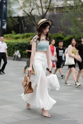 街拍吊帶裝香肩玉背紋滿紋身，潮流小姐姐一貌傾城！