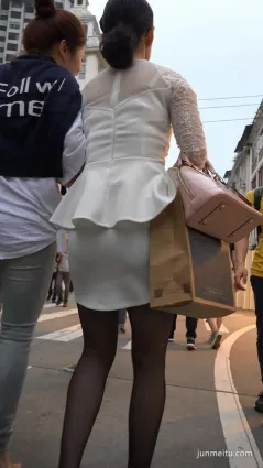 街頭跟拍臀部豐滿圓潤少婦，黑絲翹臀極度誘惑