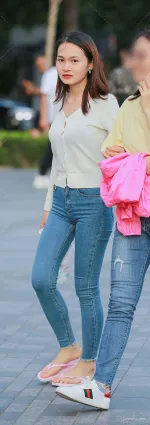 街拍低腰緊身牛仔褲，這位美女應該不缺追求者