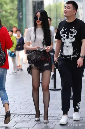 美術街拍黑絲襪讓你的完美長腿呼之欲出