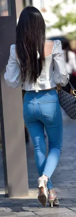天藍色牛仔緊身褲美女街拍
