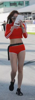 街拍紅色緊身熱褲長腿的美女姐姐