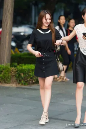 街拍落落大方的優雅淑女，穿牛仔裙也是格外迷人