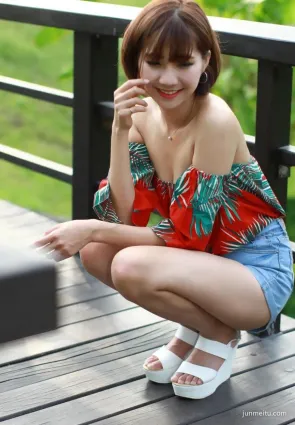 一字肩背心超短熱褲，豐腴小姐姐的視覺反差引人注目