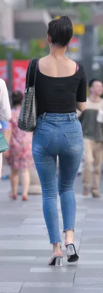 街拍熟女把牛仔褲穿出了極緻的美