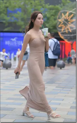 辣媽的連衣裙有點透，身材超棒美臀風騷扭動