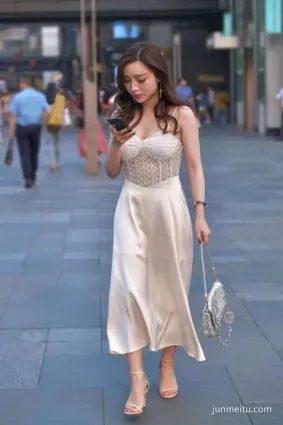 用手機拍到低胸連衣裙氣質迷人美腿少婦
