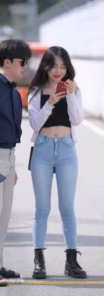 美術街拍牛仔緊身翹臀時尚露臍裝漂亮女生