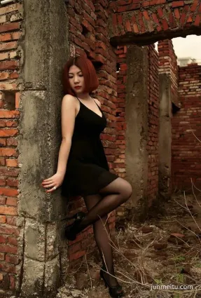 豐潤多姿小黑裙美少婦 配黑絲寫真特緝圖