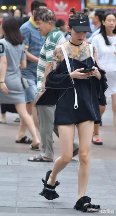台灣街拍美女纖細身段宛若仙