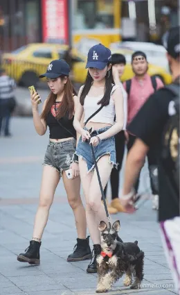 街拍寬松超短褲露内擋 一不小心可就春光外洩了