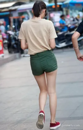 廣場附近街拍到的翹臀熱褲美女真的很想摸一把