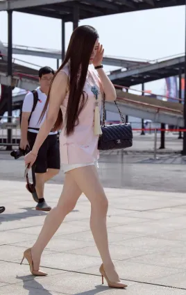 美腿涼高街拍 迷戀美婦的玉足