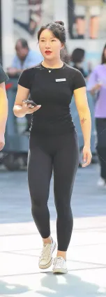 豐潤有型的打底褲美女，大象腿也掩蓋不住曼妙身姿