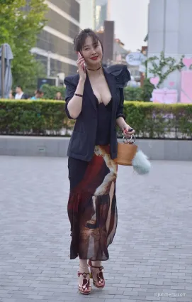 街拍超低胸T恤配小西裝，我敢穿你敢看嗎？
