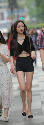小背心搭配黑色短褲，街頭最吸引目光的女生了