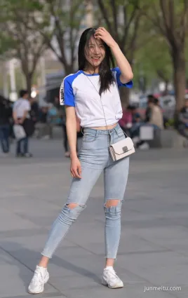 精緻的牛仔褲美女街拍，讓你不得不愛！