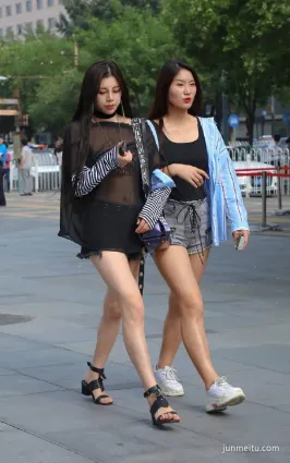 美女穿透明寬松上衣出門，大方秀出内在美