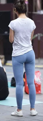 街拍蜜臀褲緊緊的包裹着翹臀不行要流鼻血了！