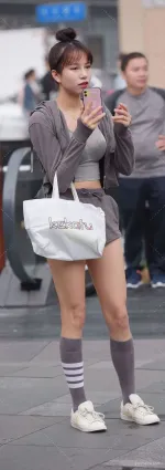 時尚街拍熱褲學生妹讓我們瞬間心潮澎湃