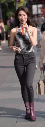 街拍牛仔褲顯得時尚十足彰顯女神魅力