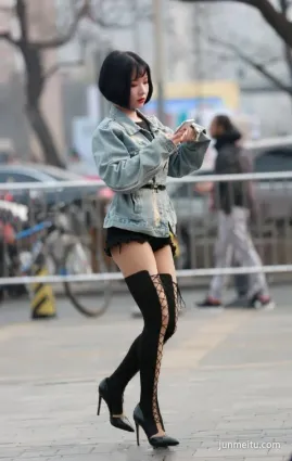 街拍個性獨特的熱褲美女，穿開叉襪好别緻