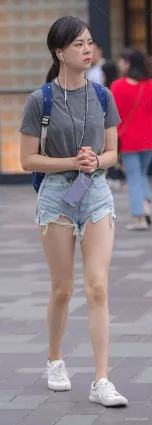 夏季街拍美女美腿熱褲如此迷人