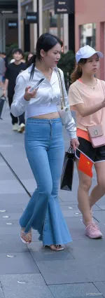 街拍緊身牛仔褲豐腴辣媽，秀出凹凸有緻好身材！