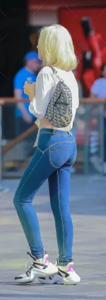 街拍低腰蜜桃褲金發美女很前衛潮流