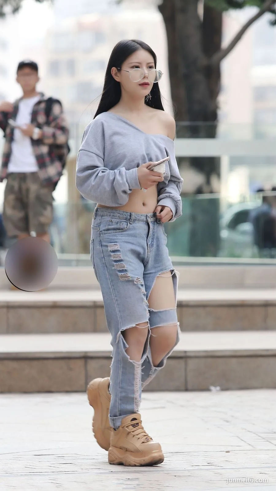 街拍破洞牛仔褲美少女，絕對出街就是王者了 2