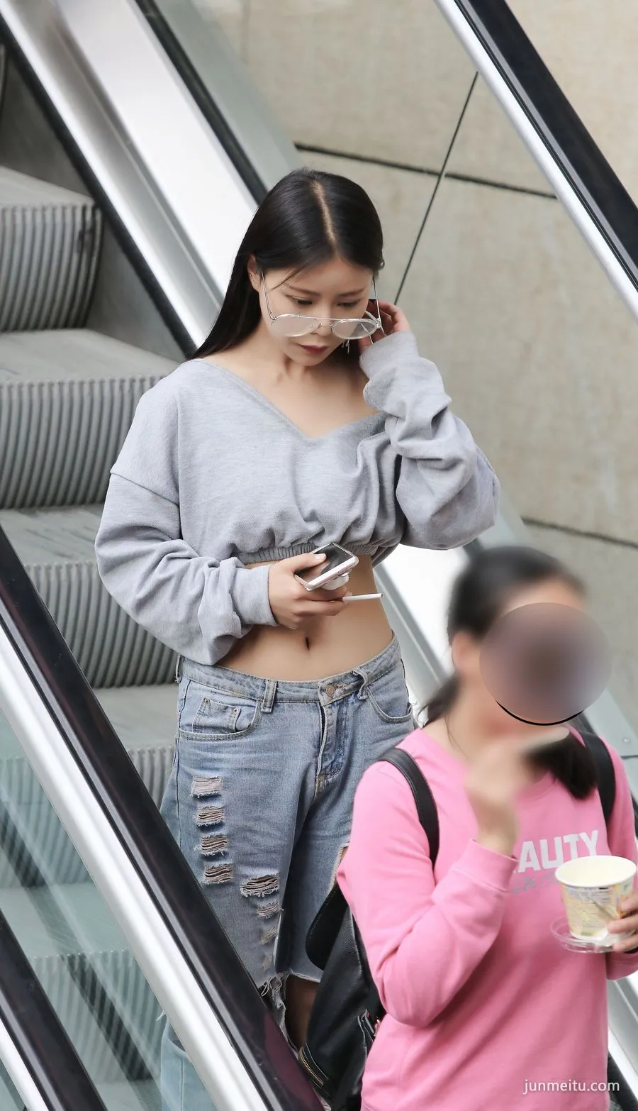 街拍破洞牛仔褲美少女，絕對出街就是王者了 4