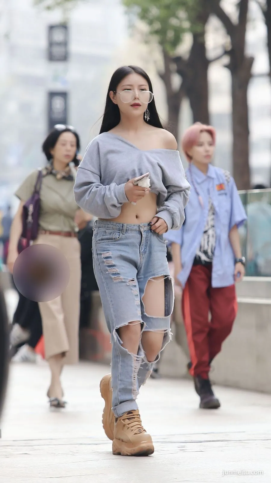 街拍破洞牛仔褲美少女，絕對出街就是王者了 1