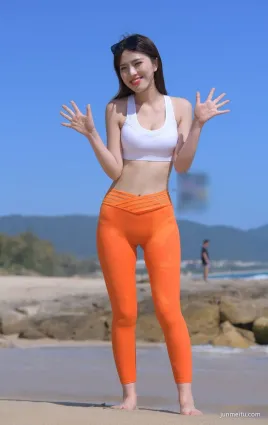 超模街拍海邊健美褲配上裹胸衣，褲子太緊漏出逼縫