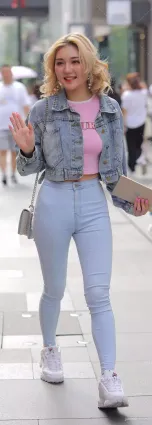 街拍幫金發美女緊身牛仔褲，有一種街頭達人的感覺