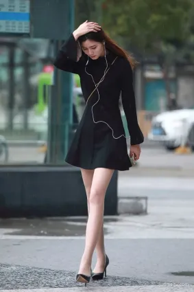 絲襪抄底雨中漫步的連衣裙配高跟肉絲美女
