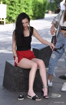 街拍美腿潮流小姐姐雲髻峨峨，讓人無法抗拒！