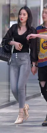 街拍美臀緊身牛仔褲美女大學生，在大街上無限的回頭率