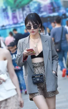 街拍短發短褲的墨鏡美女，真空出鏡宅男直流口水