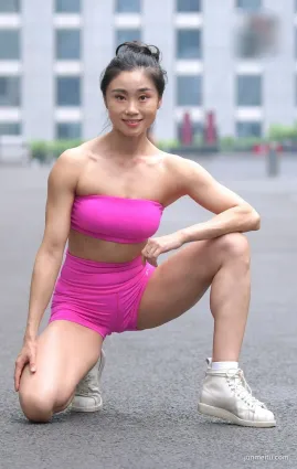 街拍瑜伽教練健碩的身材，一般人不敢靠近