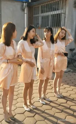 街拍抄底會所美女，停業了出來曬太陽