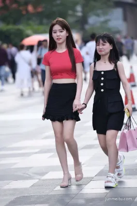 街拍小黑裙美女，行走間裙擺飛揚