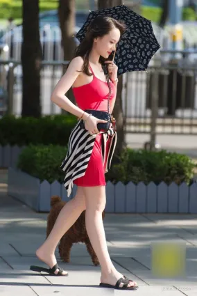 街拍大白腿美女身材與顔值俱佳，這把遮陽傘是兒童款