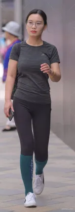 街拍緊身瑜伽褲豐腴美少婦，行走間散發着女神的魅力氣質