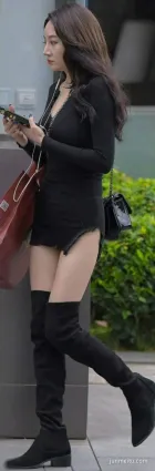 街拍黨緊身包臀裙小姐姐，短到臀臀了還開叉？