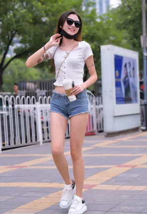 街拍墨鏡熱褲小白鞋，秀出小蠻腰，凸顯身材優勢