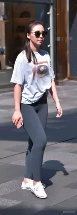 街拍緊臀黑褲長腿美女，一舉一動都那麼灑脫