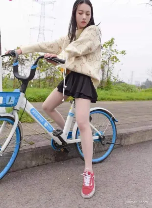 街拍肉絲美女騎車速度太快，短裙都飛起來了