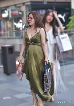 街拍第一站身材豐腴性感膚色白嫩吊帶裙美少婦